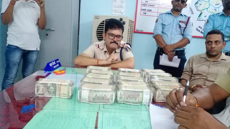 Rs 40 lakh cash recovered from car on MP Chhattisgarh border