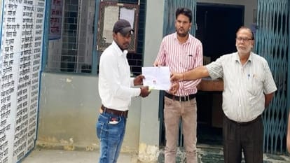Panchayat by election Vishwajeet inherited father legacy in Etah became winning by 36 votes