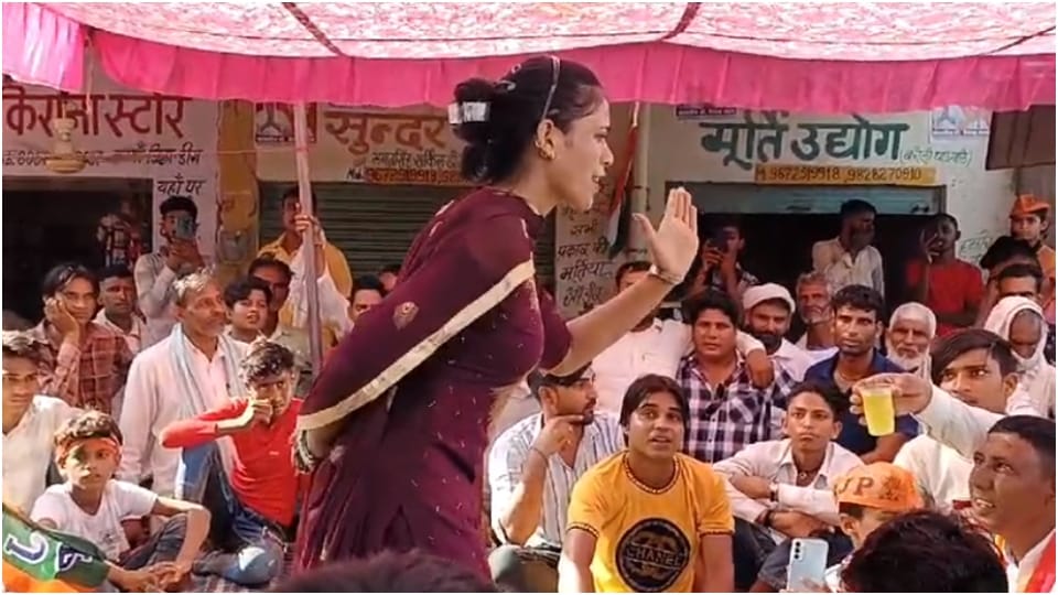 EX Congress MLA Shamshul Hasan called women dancers to welcome BJP Parivartan Sankalp Yatra in Bharatpur