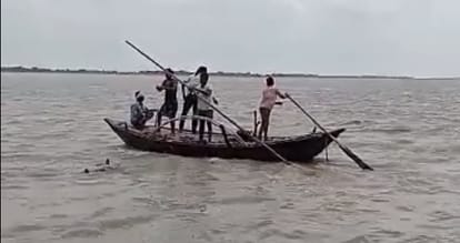 Bihar News : अभी गंगा की तरफ झांकना भी खतरनाक, देखिए प्रमाण; रोज एक ही गंगा घाट पर नहाने वाला शख्स डूब गया Flood in Bihar News, but Ganga is not getting the danger mark, water current is risky, died on kangen ghat