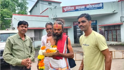 Shajapur News : जन्माष्टमी पर कारागार से श्रीकृष्ण को मंदिर लेकर पहुंचे भक्त, 14 दिन पहले चोरी हुई थी प्रतिमा