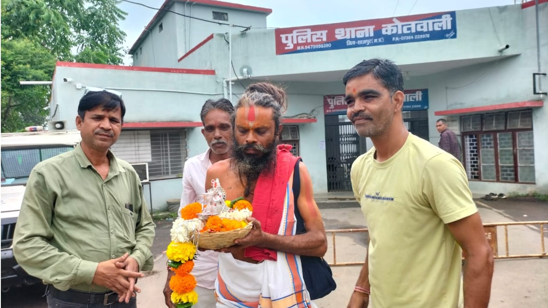 जेल से कृष्ण जी की प्रतिमा को ले जाते भक्त