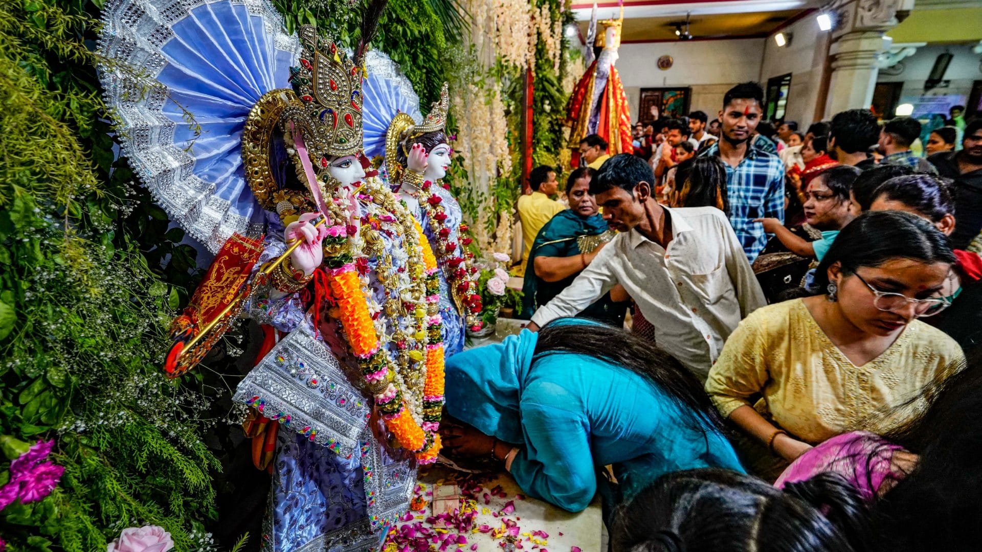 Lord krishna born at midnight see the joy of Janmashtami in photos.