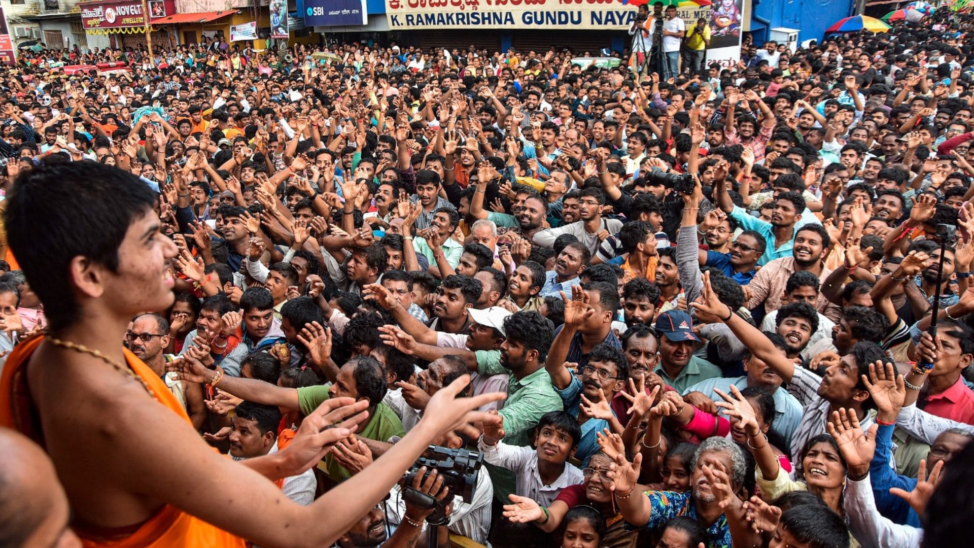 Lord krishna born at midnight see the joy of Janmashtami in photos.
