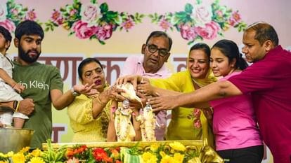 चंडीगढ़ में श्रीकृष्ण जन्माष्टमी की धूम: जय कन्हैया लाल की... के जयकारों से गूंजे मंदिर, देखें- भव्य तस्वीरें Janmashtami 2023: People celebrated Shri Krishna Janmashtami in Chandigarh