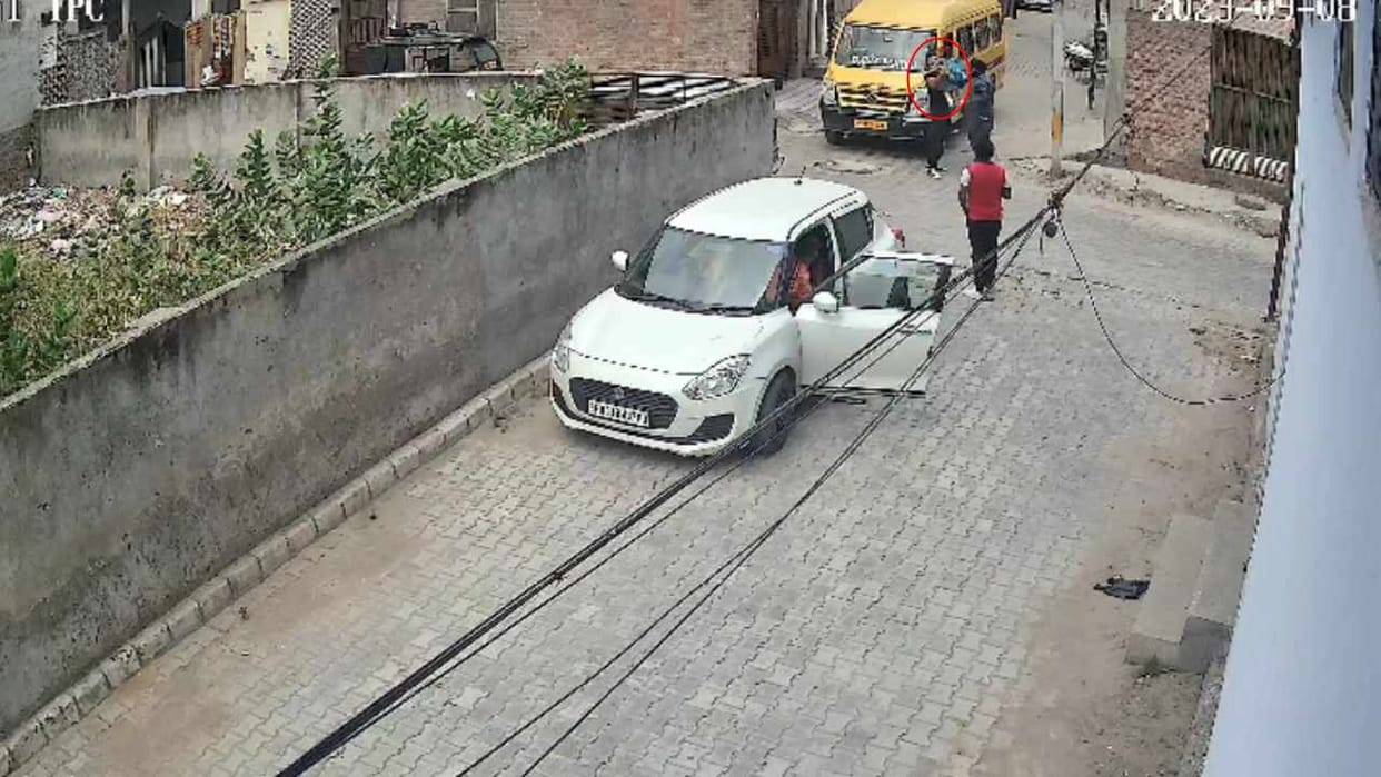 Father run away with his daughter in his lap In Ludhiana