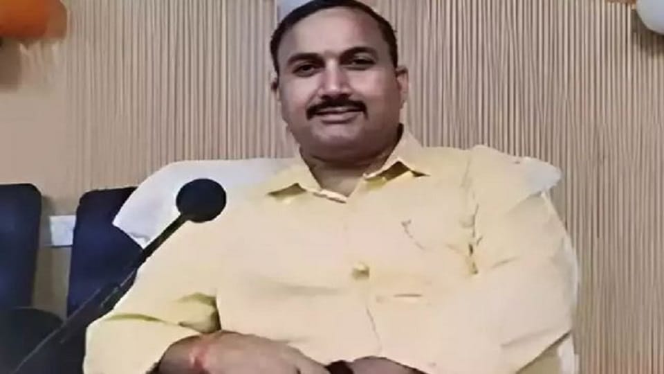 Video of Collectorate's babu making reel in office goes viral