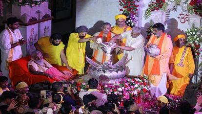Krishna Janmashtami 2023: प्रगटे कन्हाई, गोकुल में बाजत बधाई...; बजे ढोल-नगाड़े और गूंज उठे घंटे घड़ियाल Janmashtami 2023 Celebration At janmabhoomi Mathura