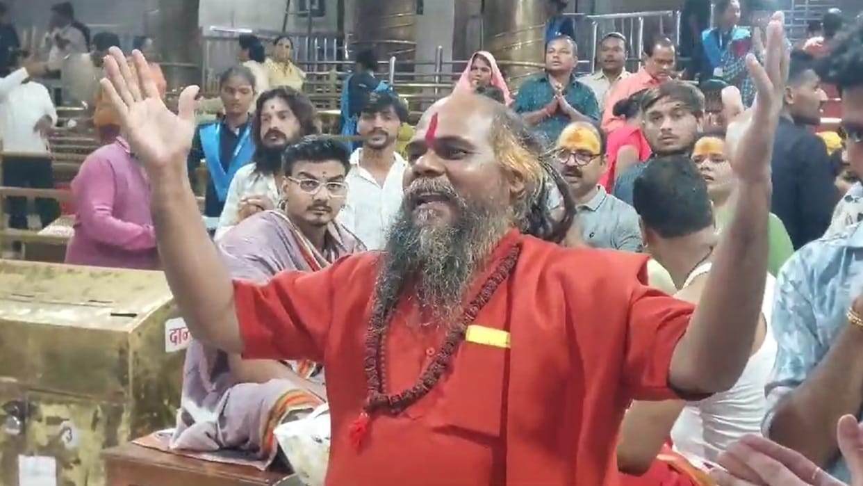 Mirchi Baba Reached Court Of Mahakaleshwar Temple In Ujjain, Prays For Removal Of Chief Minister