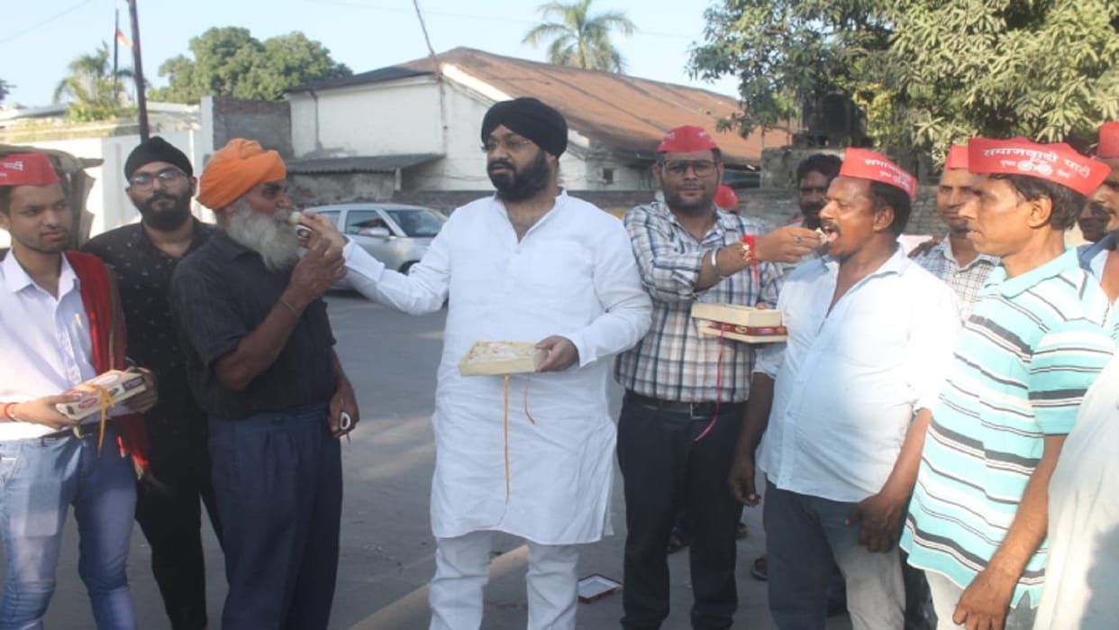 SP candidate victory is certain in Ghosi, workers have distributed sweets in Meerut