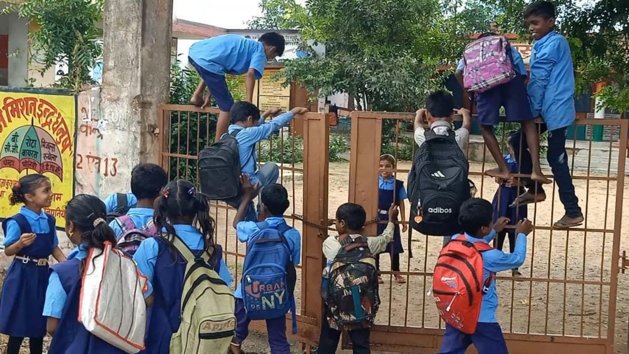 Shahdol Due to non-opening of school on time children were forced to go by jumping gate and wall