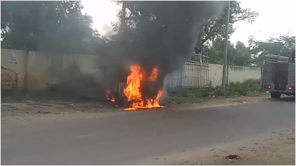 Sudden fire broke out in parked car due to short circuit in Bharatpur