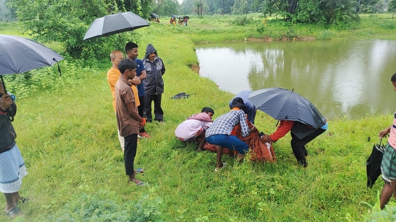 तालाब से निकाला गया महिला का शव
