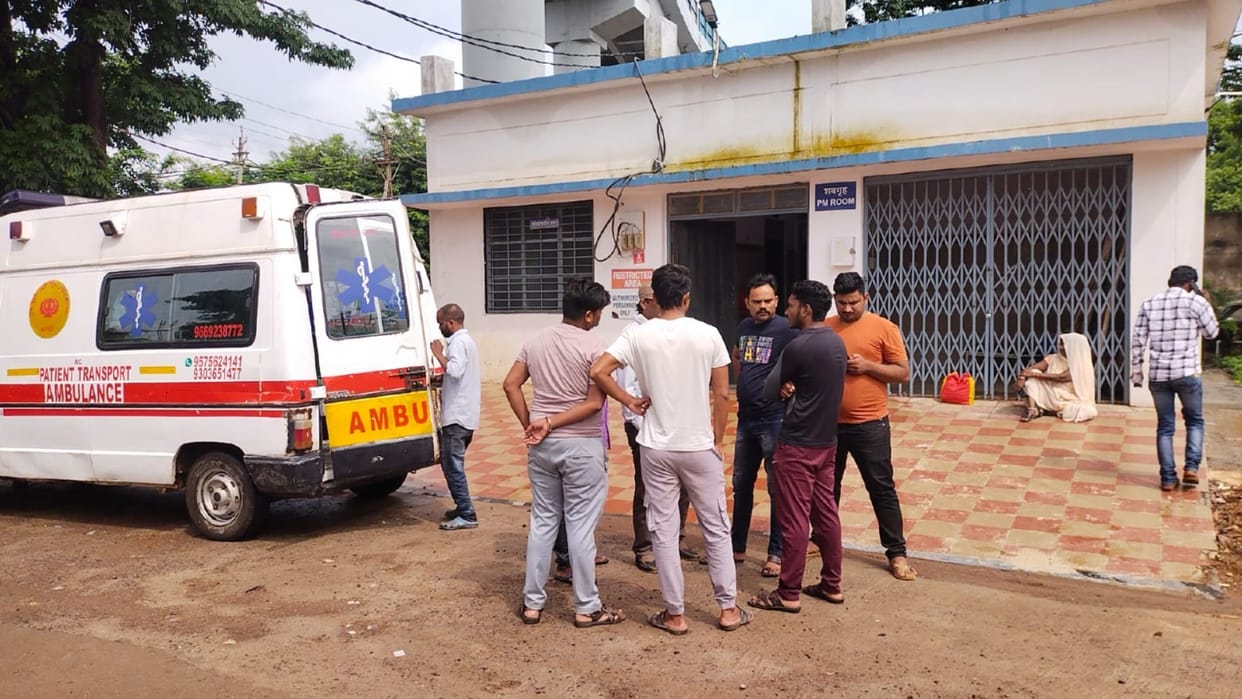 Katni News: Couple dies after being hit by a speeding truck