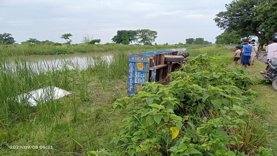 tractor-trolley of thieves overturned in canal running away stealing solar panels in Lakhimpur kheri