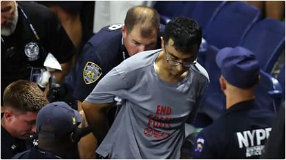 US Open: जलवायु परिवर्तन प्रदर्शनकारियों पर भड़के स्टीव स्मिथ; कहा- ये क्या हो रहा, इन्हें बाहर फेंको Steve Smith advised to kick out climate change protesters from stadium during US Open match