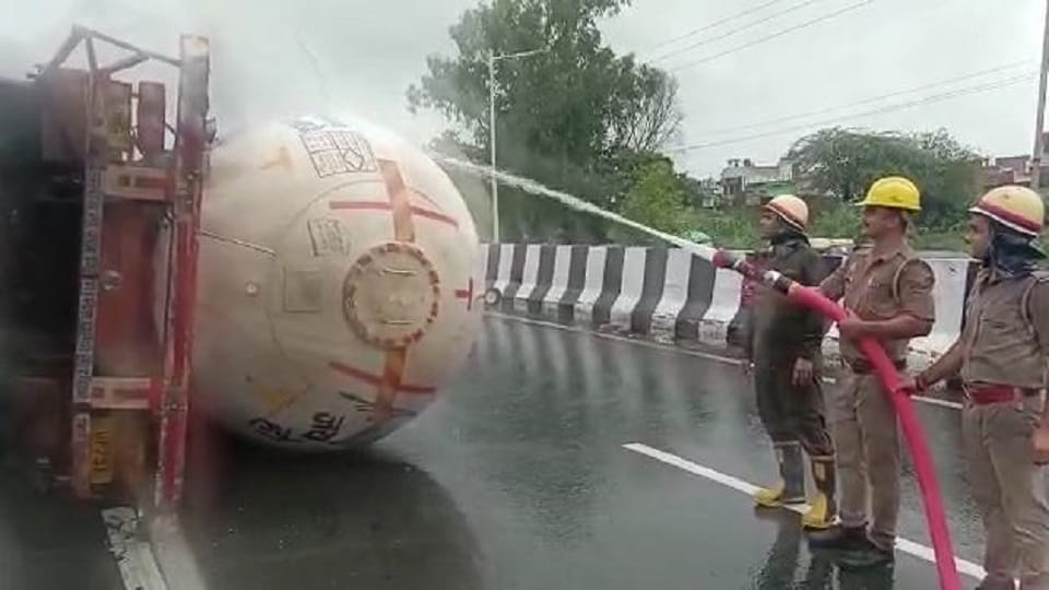 LPG tanker overturned on Agra-Delhi national highway created chaos line of vehicles