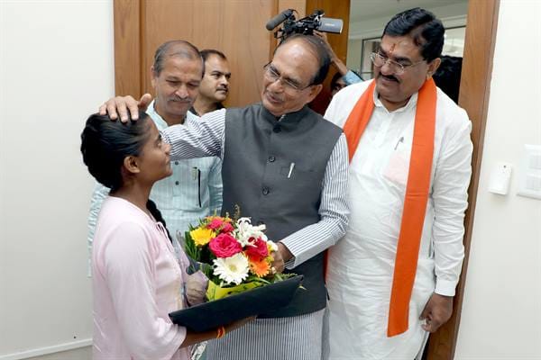 Bhopal News: Aparna of SOS Bal Gram will study MBBS, thanks CM for fulfilling her dream