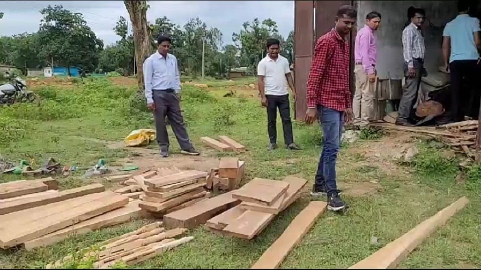 Illegal teak chiran worth Rs 1.5 lakh recovered AAP leader building