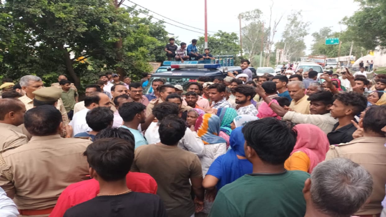 Baghpat: Villagers have ruckus against police in case of death of tempo mechanic, demand for action
