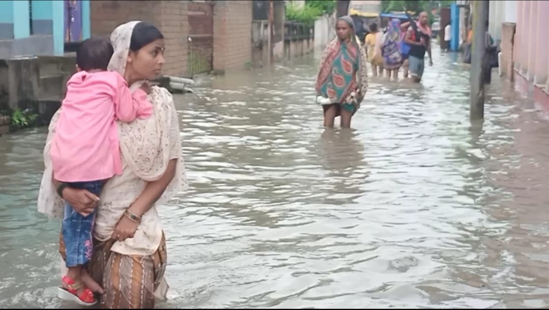 Bihar News: Child dies by drowning in rain water in Darbhanga; DMCH also submerged. bihar police