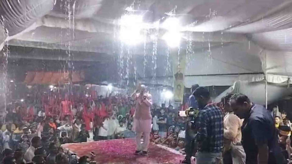 CM Shivraj addressed the people of Jaura while getting drenched in rain