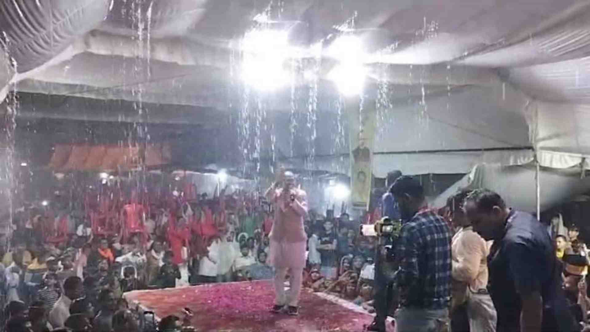 बारिश के बीच जौरा में सभा को संबोधित करते सीएम शिवराज सिंह।
