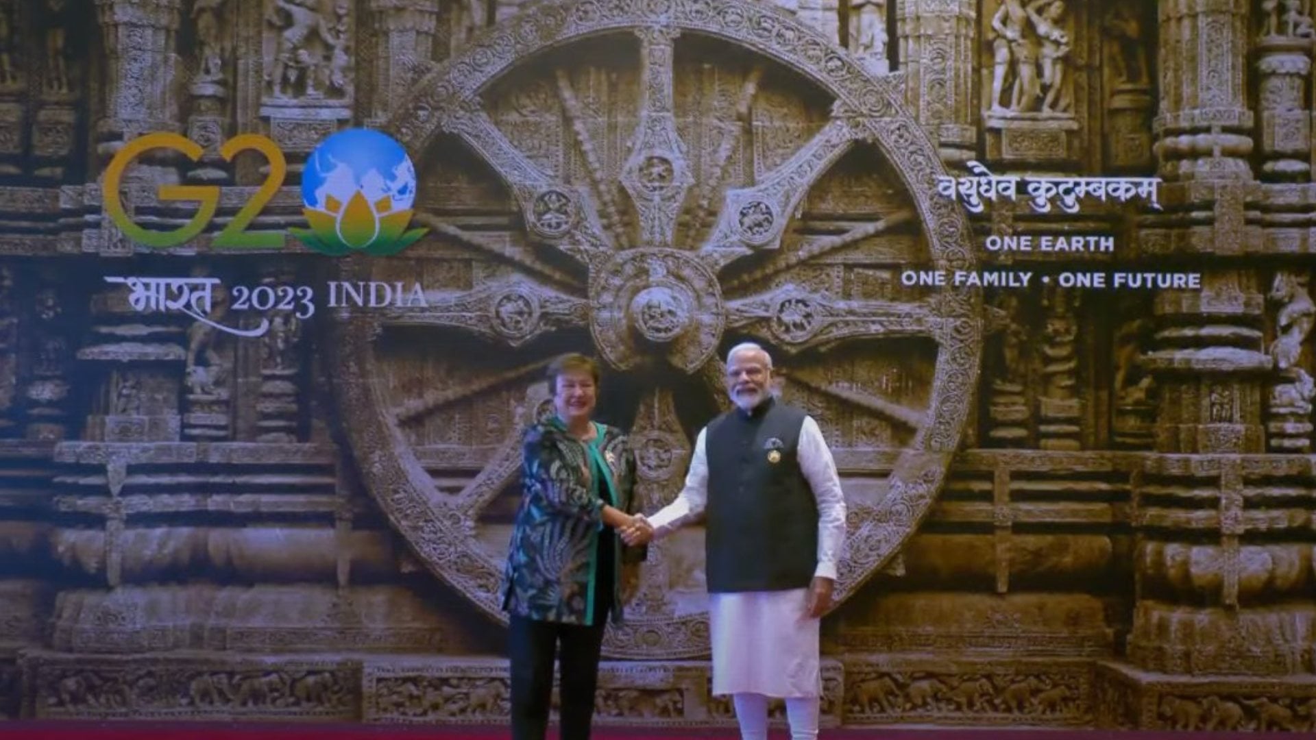 मेहमानों से मिलते पीएम मोदी