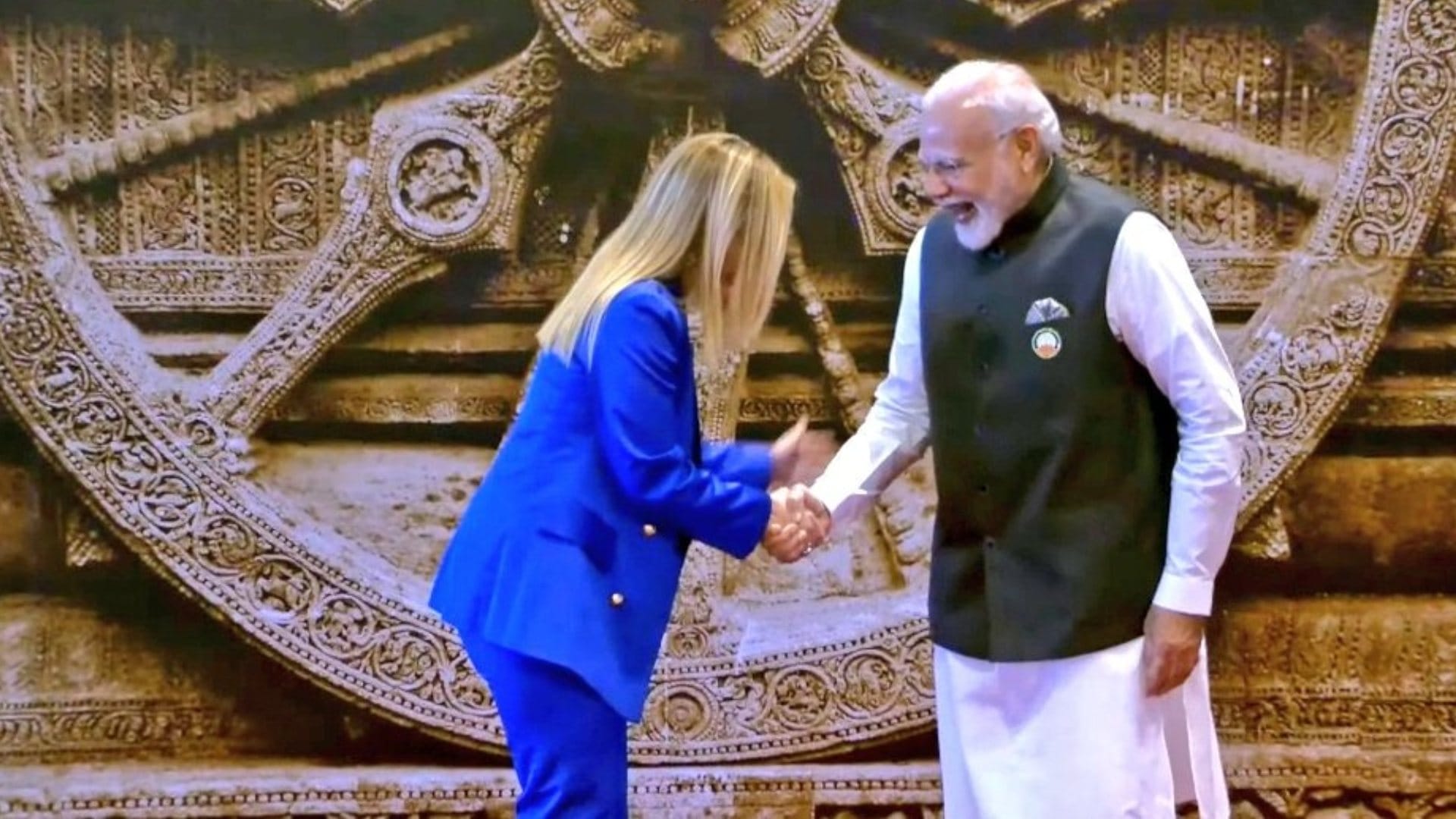 मेहमानों का स्वागत करते पीएम मोदी