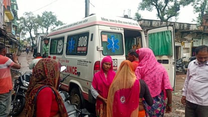 Ambulance carrying patient stuck, patient died midway, family members lost