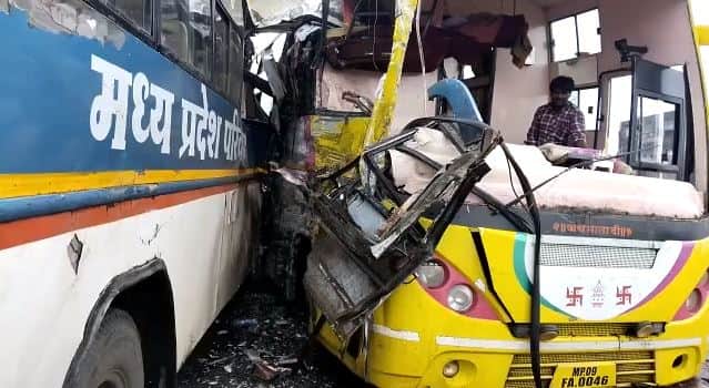 हाईवे पर टकराई दोनों बसें।