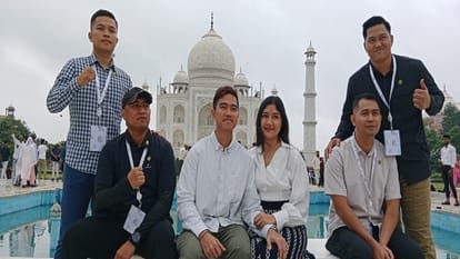 G-20: ताज की खूबसूरती में खो गए इंडोनेशियाई राष्ट्रपति के बेटे-बहू, छूकर देखीं संगमरमर पर उकेरी गई कलाकृतियां Indonesian President's son and daughter-in-law saw Taj Mahal