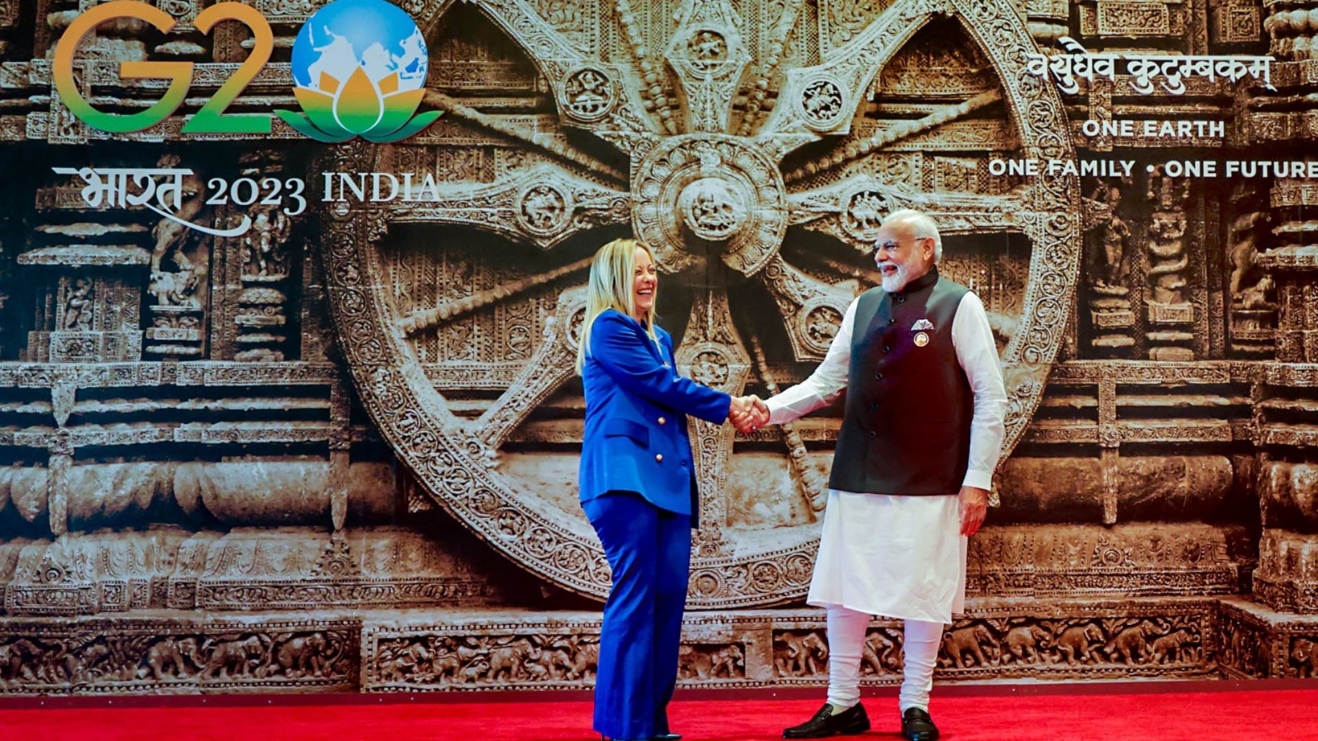 जी20 समूह के मेहमान का स्वागत करते पीएम मोदी