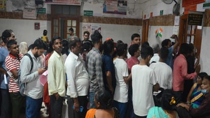 Patient mafia in Gorakhpur Brokers take rupess for free treatment check-up and medicine