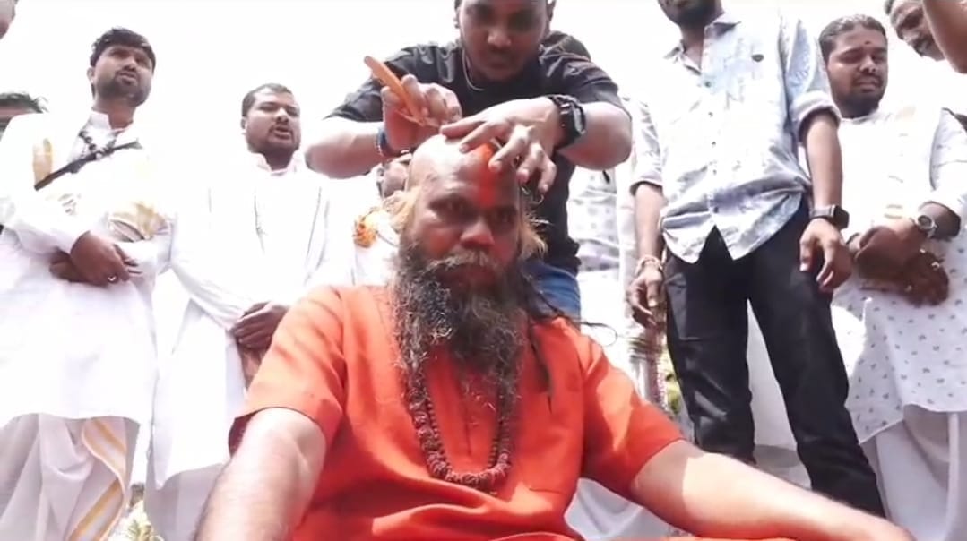 MP News: Mirchi Baba got shaved in front of Congress office, sat on dharna with Pandits