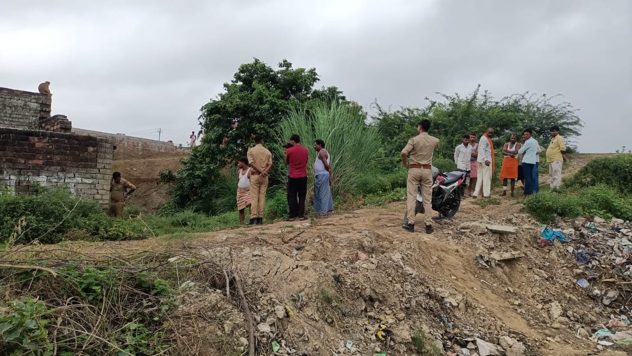 Dead body of a young man found on the highway, he was murdered by slitting his throat, could not be identified