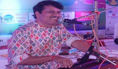 kajari mahotsav by amar ujala maa tujhe pranam in mirzapur kajari singing audience kept dancing