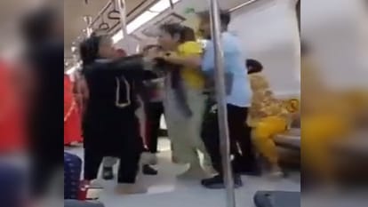 two women fight in delhi metro video viral