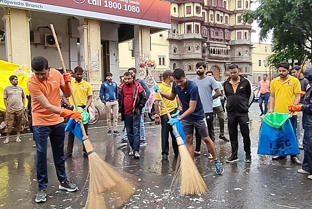 Five thousand sanitation workers celebrated the festival, residents held brooms and cleaned the city