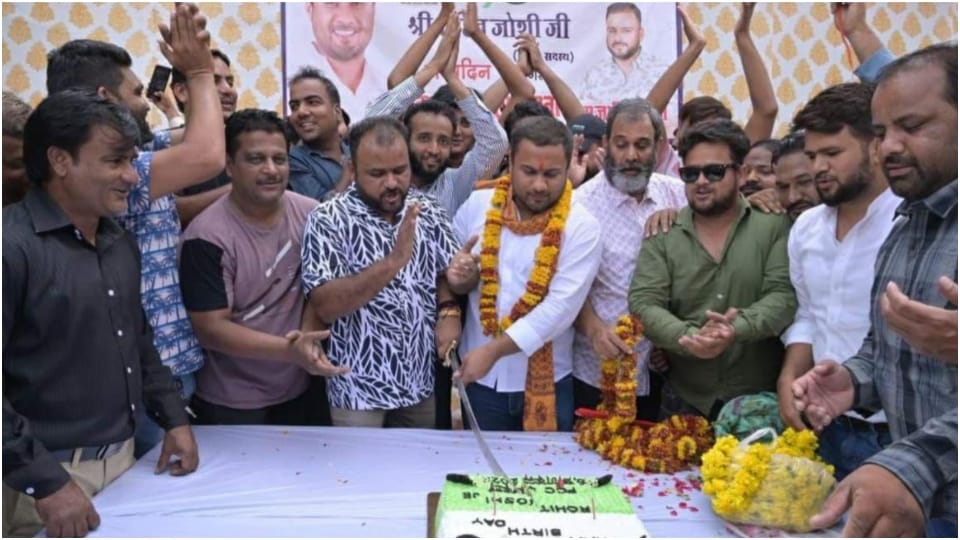 Minister Mahesh Joshi son Rohit celebrated birthday in Jaipur Women Hospital cut cake with  sword