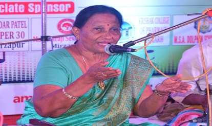 kajari mahotsav by amar ujala maa tujhe pranam in mirzapur kajari singing audience kept dancing