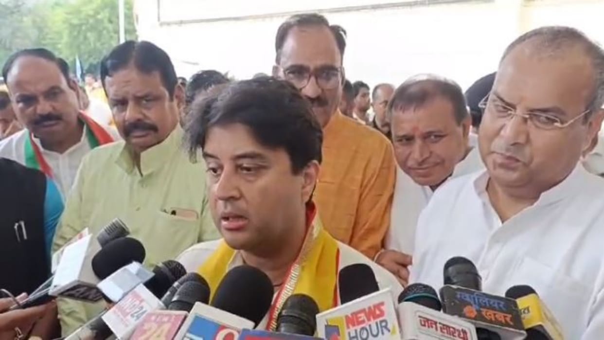 MP Politics Jyotiraditya Scindia told Congressman he should pack his bags and go to Bollywood