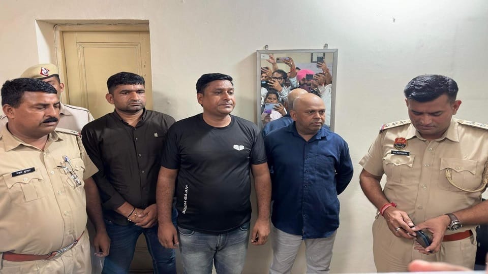 Police caught fake journalist red handed in Karnal, extorting money from depot operator for two years