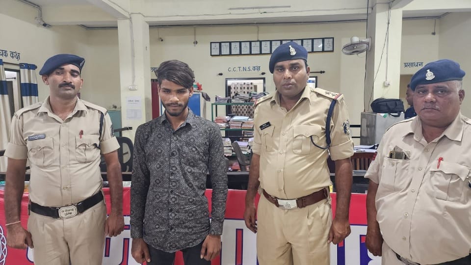 पुलिस की गिरफ्त में आरोपी