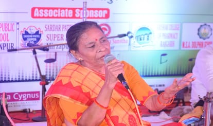 kajari mahotsav by amar ujala maa tujhe pranam in mirzapur kajari singing audience kept dancing