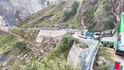 Himachal News: NH 5 Blocked Heavy Landslide Near Nigulsari 12 Thousand Apple Boxes Stuck in Tapri Mandi Kinnau