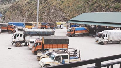 Himachal News: NH 5 Blocked Heavy Landslide Near Nigulsari 12 Thousand Apple Boxes Stuck in Tapri Mandi Kinnau