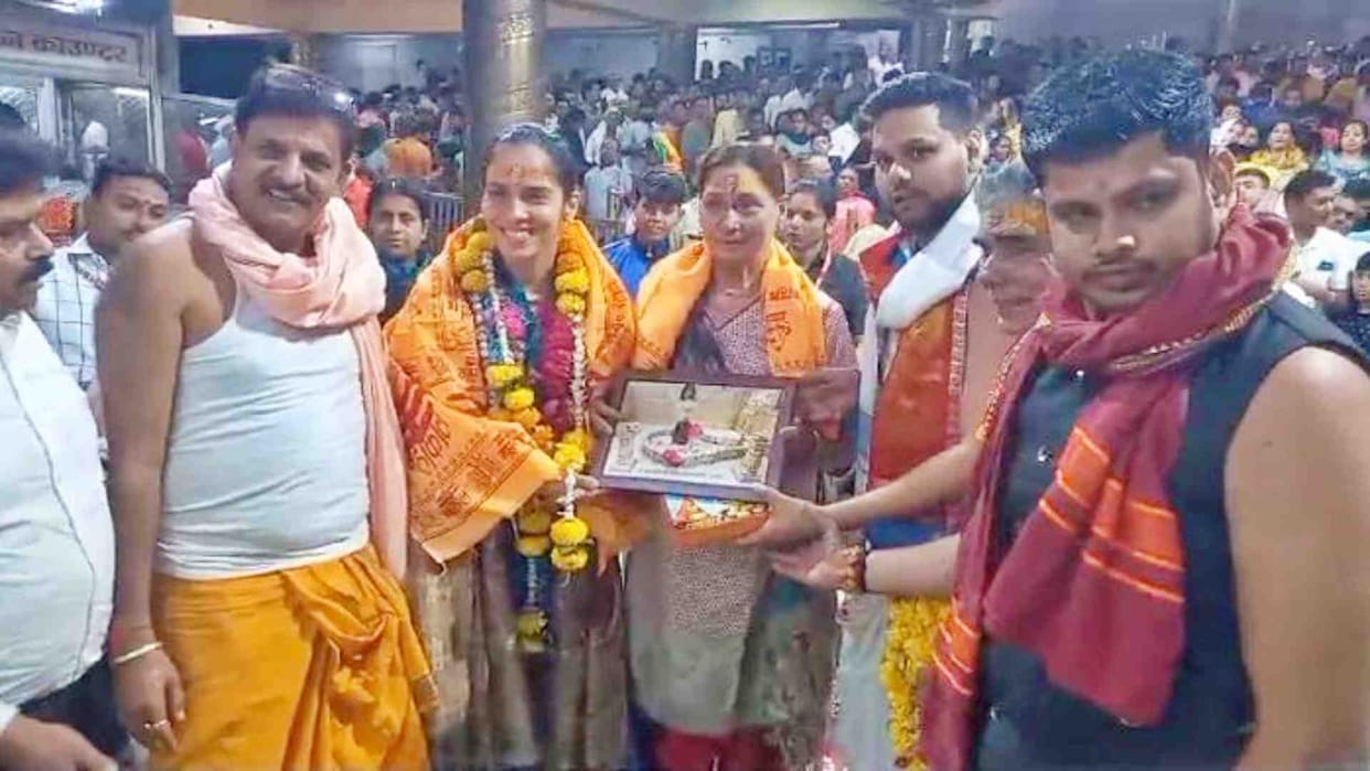 Ujjain Mahakal: Saina Nehwal reached Mahakal Darbar with her parents