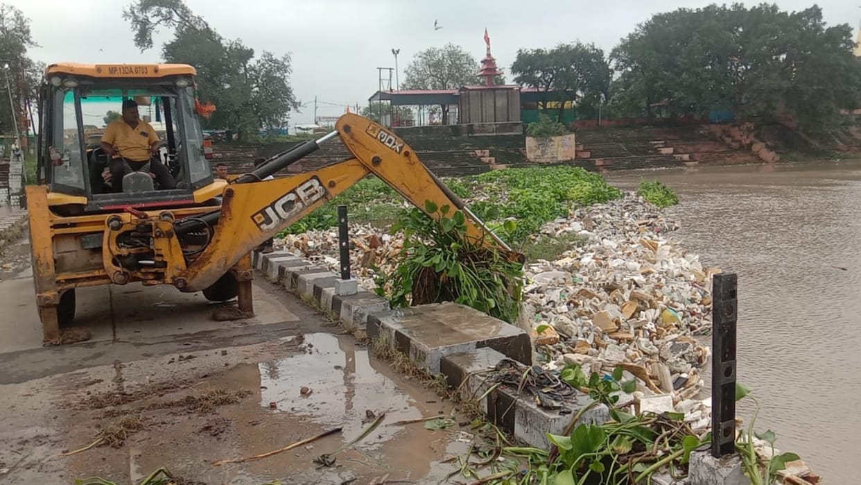 Ujjain Due to increase in water level of Shipra river now the corporation team removed water hyacinth