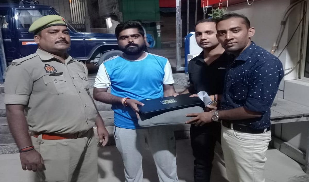 Hyderabad tourists bag left in auto varanasi police found it within hours